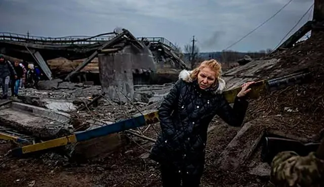 Una mujer ucraniana en Sumy tras los bombardeos rusos. Foto: AFP