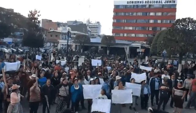 Ciudadanos de Huancayo reunidos en el los exteriores de la Municipalidad de esta ciudad solicitando la expulsión de migrantes venezolanos. (Foto: Captura video Tedateo)