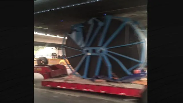 SJM: camión quedó atascado en el Puente Atocongo  [VIDEO]