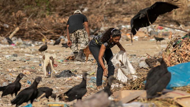 Venezolanos son vistos en el basurero municipal en la ciudad de Pacaraima (Brasil). Foto: EFE