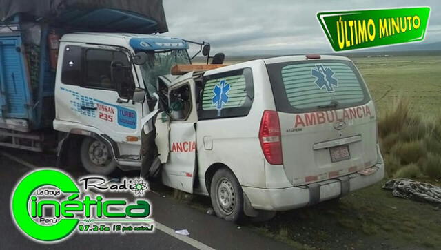 Choque de ambulancia con camión deja cuatro muertos