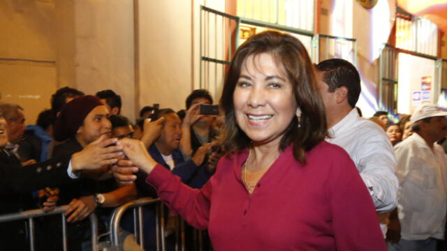 Cecilia Valenzuela pelea con Martha Chávez por caso de 'tocamientos' de Moisés Mamani