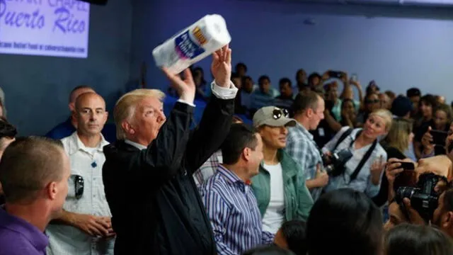Donald Trump arroja papel toalla a damnificados del hurácan María en Puerto Rico [VIDEO]