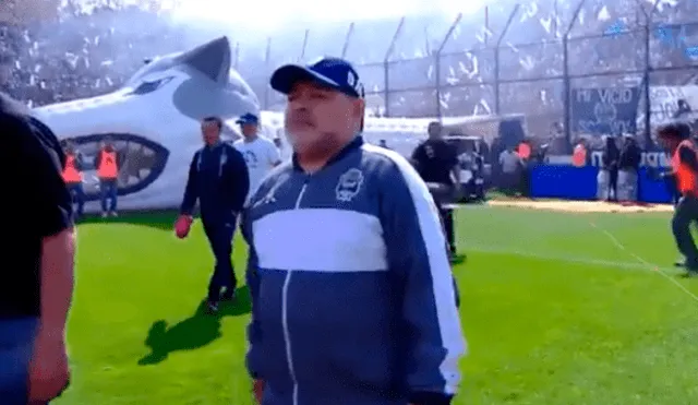 Diego Maradona: así recibió la hinchada del Gimnasia La Plata al 10.
