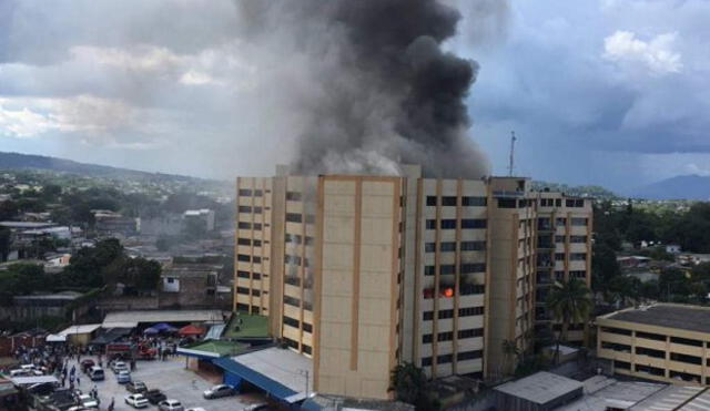 El Salvador: al menos dos muertos deja incendio de grandes proporciones en Ministerio de la Hacienda