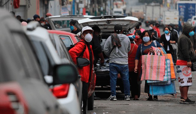 Comercio ambulatorio en las calles de La Victoria. Foto: Jorge Cerdán / La República.