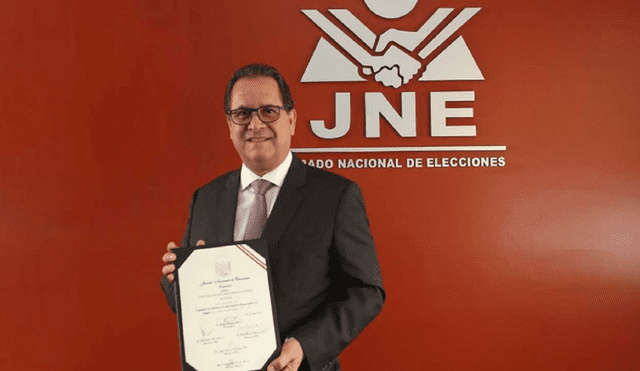 Luis Iberico recibió sus credenciales de congresista por parte del JNE
