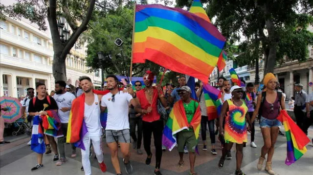 Personas salen a marchar como muestra de apoyo a los derechos y reconocimiento de la comunidad LGTBIQ. (Foto: El Periódico)