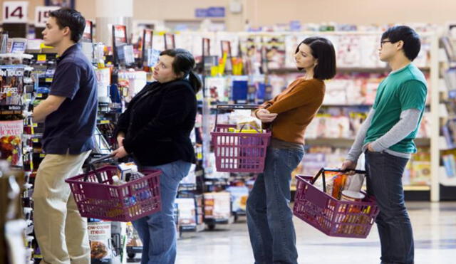 Cuatro tips para elegir la fila más corta en la caja de un supermercado