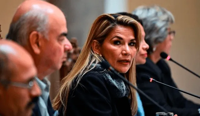 Los legisladores aprobaron un informe que recomienda procesar a Jeanine Áñez por genocidio y otros delitos, así como a 11 ministros y exministros por vulneración de derechos y garantías. Foto: AFP