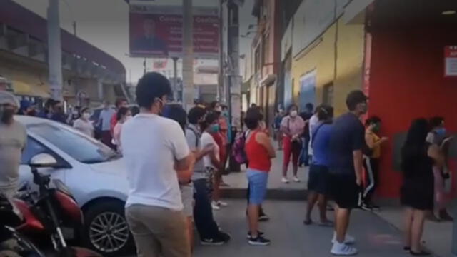 Cientos de personas se acercaron al local para recoger sus pedidos. (Foto: Captura de video / América Noticias)