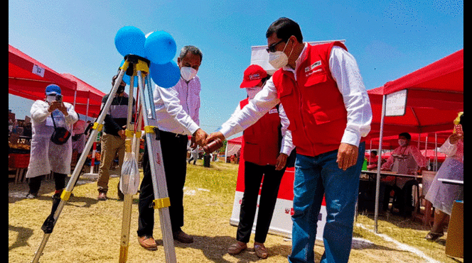 El viceministro de Mype e Industrias, Wilson Falen y alcalde Alexander Rodríguez inauguraron mercado. Foto: Municipalidad Provincial de Lambayeque