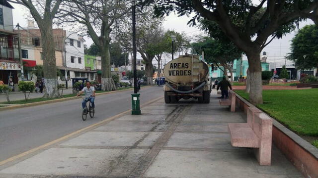 La Libertad: cisterna invade la vereda para regar áreas verdes