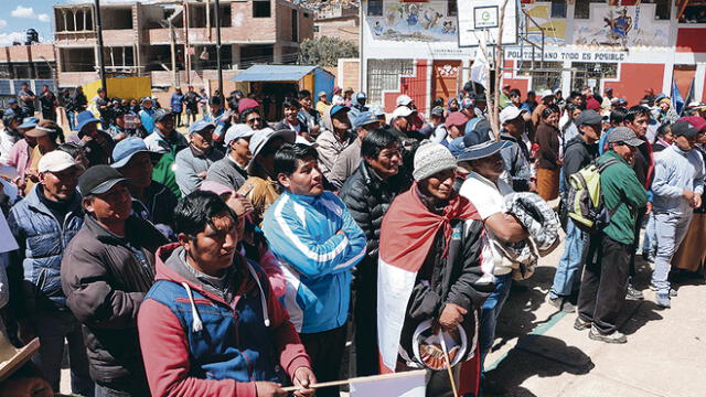 Protestan en contra de delimitación de colegio en Puno