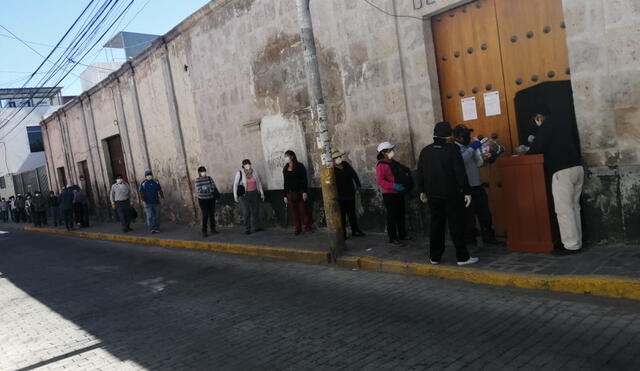 Obreros de construcción civil recibieron sus canastas en Arequipa.