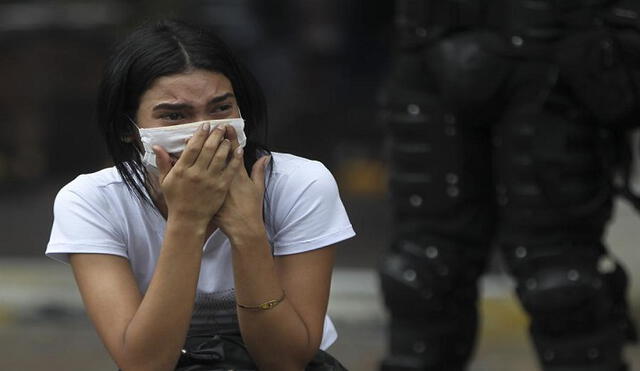 Una mujer venezolana llorando al despedir a sus familiares, durante su traslado desde de Colombia a Venezuela. Una posibilidad que no tienen en Trinidad y Tobago. Foto: EFE
