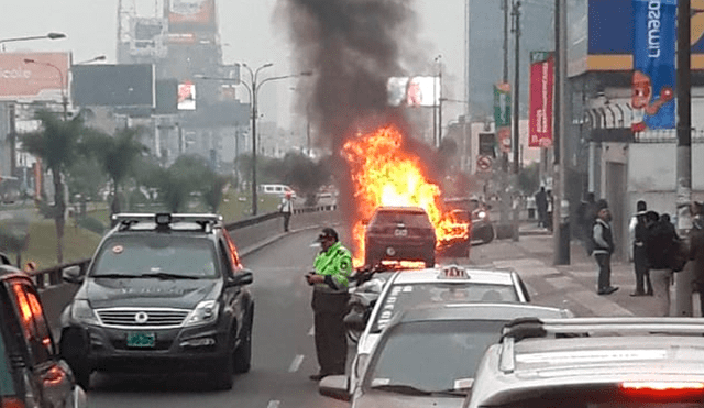 Camioneta se incendió en el distrito de San Borja. Foto: Reportero Ciudadano