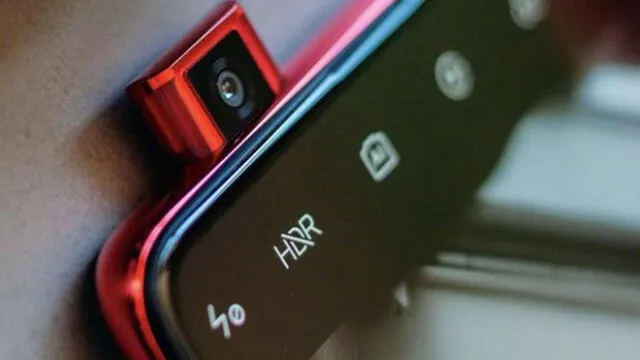 Xiaomi Mi 9T Pro tiene una cámara frontal al estilo pop-up.