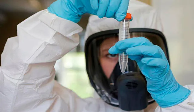 Un científico del Centro Nacional de Epidemiología y Microbiología Nikolai Gamaleya mientras trabaja en la producción de una nueva vacuna para luchar contra la COVID-19 en Moscú (Rusia). Foto: EFE