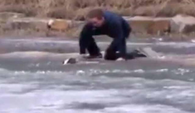 YouTube: Impresionante video muestra a hombre arrojarse al agua helada para salvar a su perro 