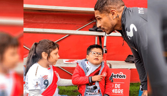 Paolo Guerrero recibe visita de niños de la teletón en entrenamiento de la selección peruana.