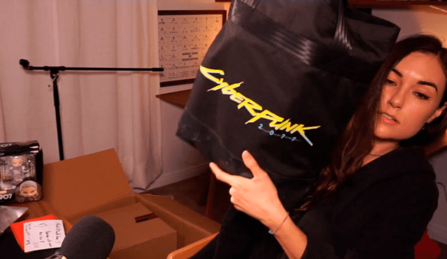 Una Bolsa de Cyberpunk 2077 con una agenda y libros de The Witcher.