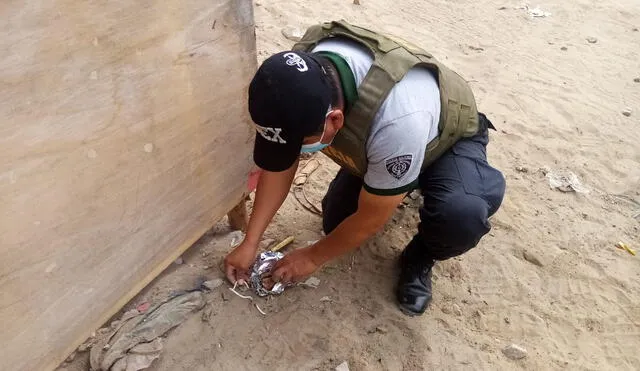 Los obreros se percataron que sujetos desconocidos habían dejado un paquete sospechoso.