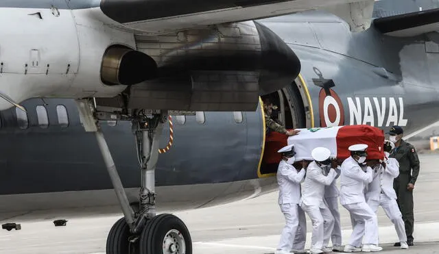 El cuerpo del oficial de la marina fue trasladado para recibir la ceremonia correspondiente. Foto: Aldair Mejía