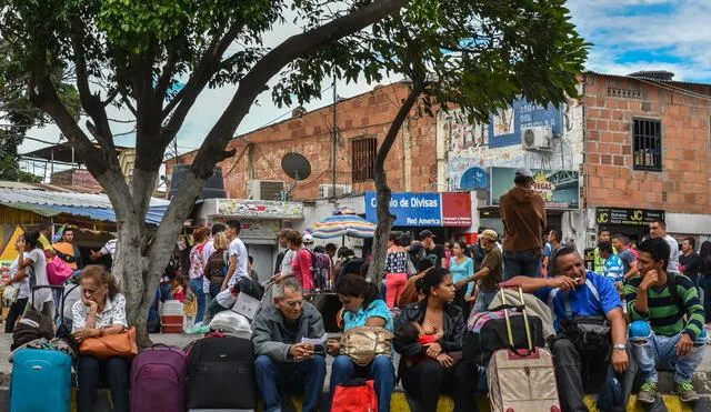 Venezuelan citizens rest in Cucuta, Norte de Santander Department, Colombia after crossing the Simon Bolivar international bridge from San Antonio del Tachira, Venezuela on July 25, 2017. - Some 25.000 Venezuelans cross to Colombia and return to their country daily with food, consumables and money from ilegal work, according to official sources. Also, there are 47.000 Venezuelans in Colombia with legal migratory status and another 150.000 who have already completed the 90 allowed days and are now without visa. (Photo by Luis Acosta / AFP)