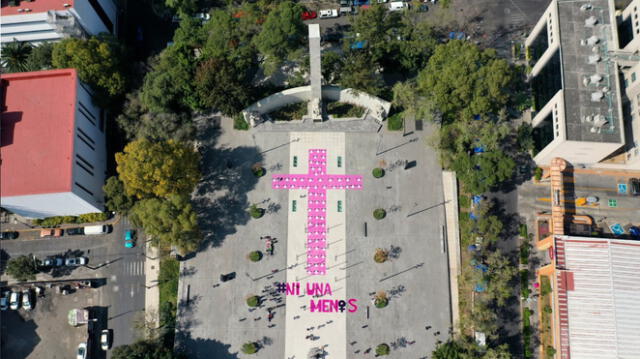 Grupos de mujeres pegaron cruces rosas por todo el país y pintaron una gigante a los pies del Monumento a la Madre. Foto: Twitter.