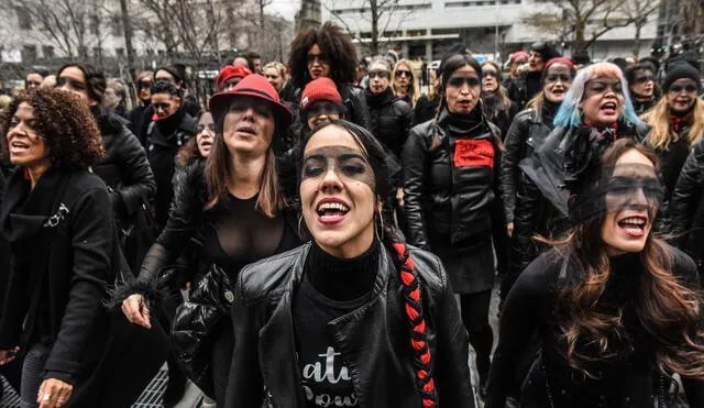 Mujeres cantan "Un violador en tu camino" frente al juzgado de Weinstein. Foto: AFP.