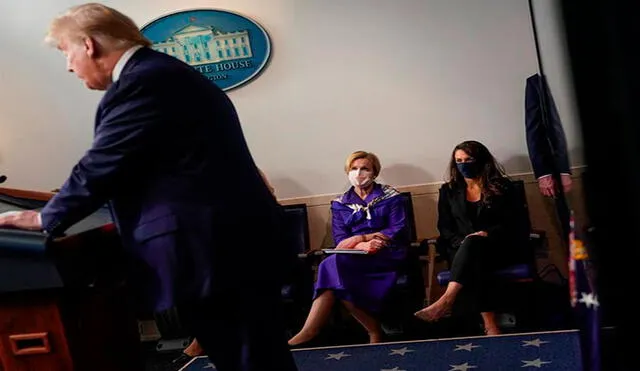 La coordinadora de la Casa Blanca para la respuesta al coronavirus, Deborax Birx (c), mientras hablaba Trump este viernes. Luego ella continuó la rueda de prensa. Foto: EFE