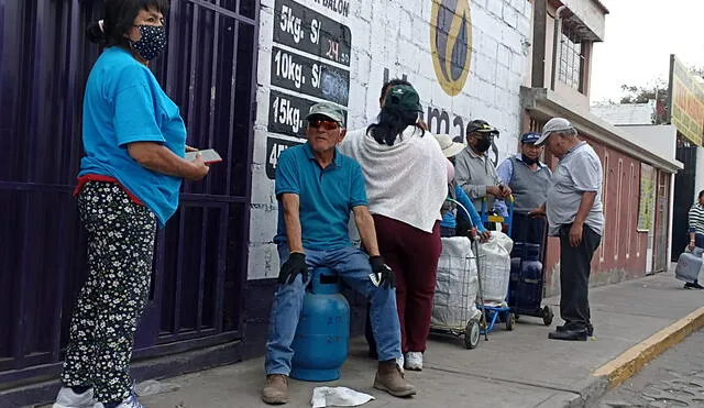 Arequipa. la ciudadanía hizo colas para comprar su balón de gas. Foto LR