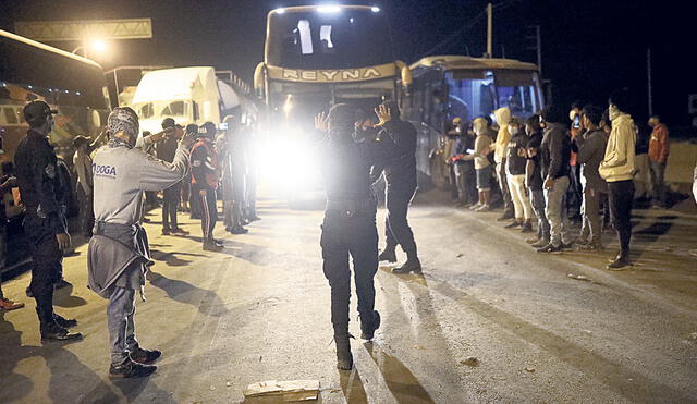Sur. Por la noche se dejaron pasar buses 'humanitarios' en dirección a Lima. Foto: Aldair Mejía/La República