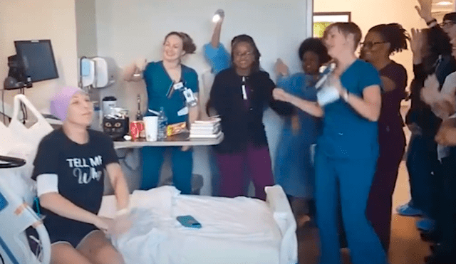 En Facebook, una mujer con cáncer no pudo asistir al concierto de los Backstreet Boys y las enfermeras le cantaron unas canciones.