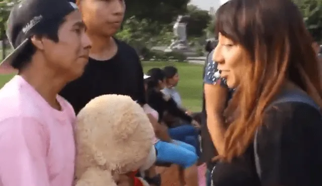YouTube viral: chico rompe en llanto al ser rechazado por chica a quien se declaró en 'Centro Cívico' [VIDEO]