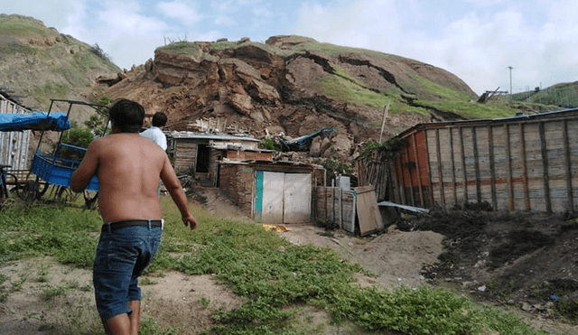 Deslizamiento de cerro sepulta cinco viviendas en Máncora