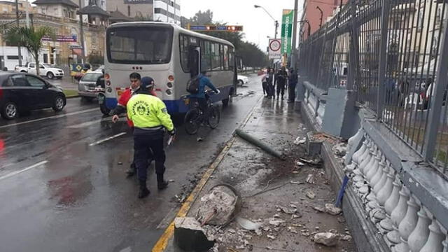 Frontis de la Embajada de Venezuela fue impactado por bus del Corredor Azul [FOTOS]