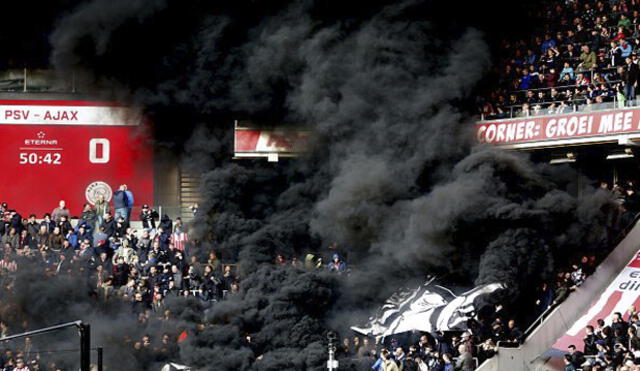 Bomba de humo casi suspende el PSV vs. Ajax [VIDEO]