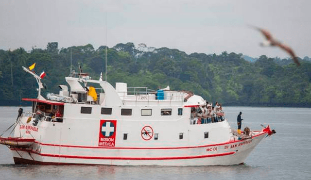 El barco llega a la casa del paciente ubicados en los lugares más recónditos del Pacifico colombiano. (Foto: El País)