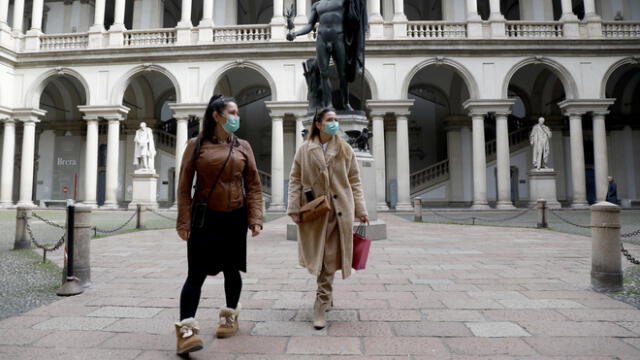 Milano (Italy), 26/02/2020.- Two tourists wearing a protective mask visit the cloister of the Brera Painting Gallery in Milan, Italy, 26 February 2020. Civil Protection Chief Angelo Borrelli said that the number of people which have died due to the COVID-19 coronavirus in Italy has climbed to 12 while 374 have contracted the virus. (Italia) EFE/EPA/OURAD BALTI TOUATI
