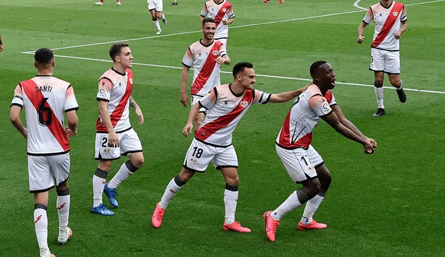 Luis Advíncula anotó el primer gol en el regreso del fútbol español tras detención deportiva por coronavirus. (FOTO: Composición/AFP).