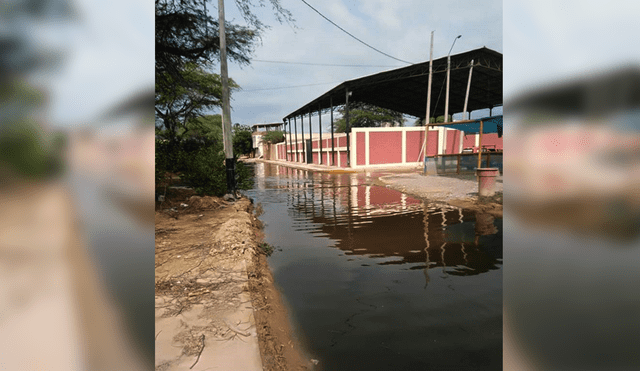 Piura: colapso de desagües inundó dos centros educativos