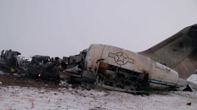 Así quedó el avión de Estados Unidos siniestrado en territorio afgano. Foto: Difusión