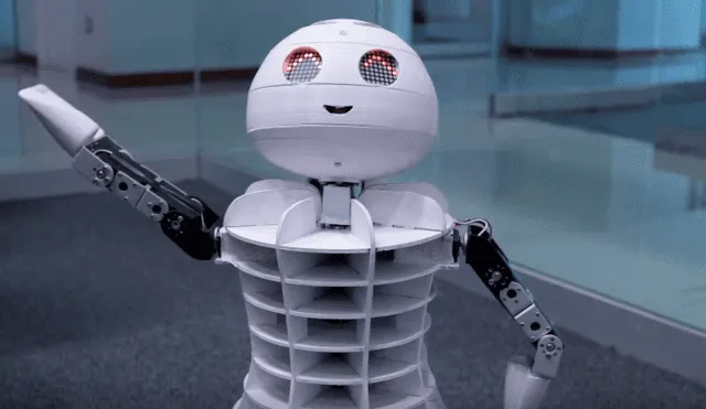 Desliza a la izquierda para conocer al robot ARCA y a dos de sus creadores.
