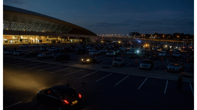 El estacionamiento del aeropuerto es aprovechado como cine. Fuente: AFP.