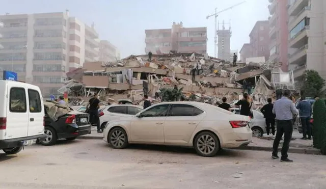 Al menos cinco edificios quedaron derrumbados en Turquía. Foto: AFP