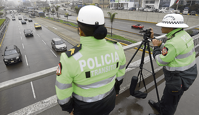 Fotopapeletas. Los policías ya se encuentran en los cuatro ejes viales de Lima con las cámaras. El SAT cobrará estas multas.