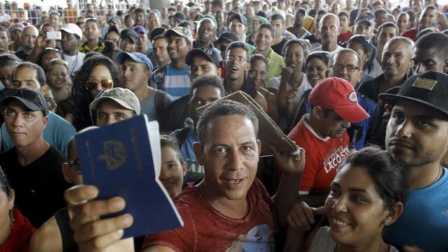 El 80% de migrantes venezolanos que ingresan por la frontera solo tienen pasaporte