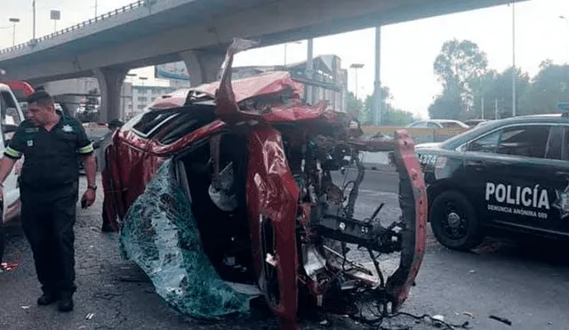 La camioneta Maza de color rojo de placa MZU-65-19 quedó totalmente destrozada.  Foto: Twitter.
